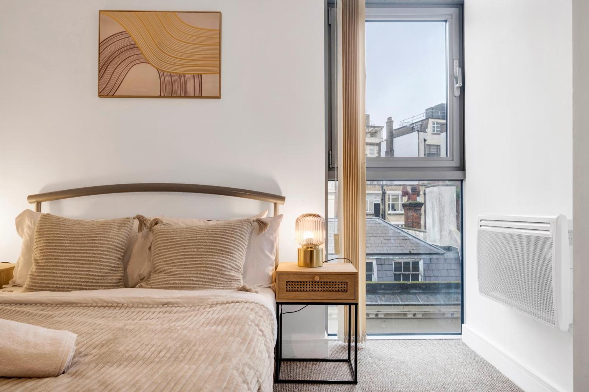 Ultra Stylish 2 Bedroom Apt Centrally Located Apartment *
