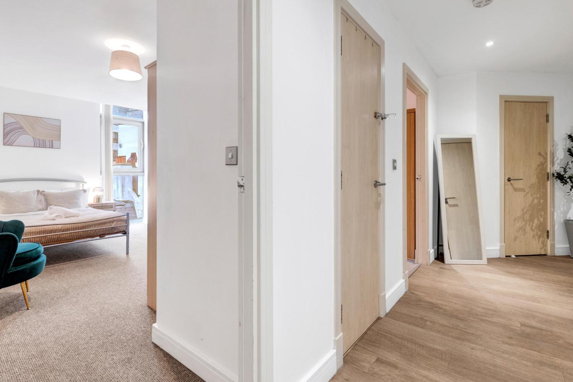 Ultra Stylish 2 Bedroom Apt Centrally Located *