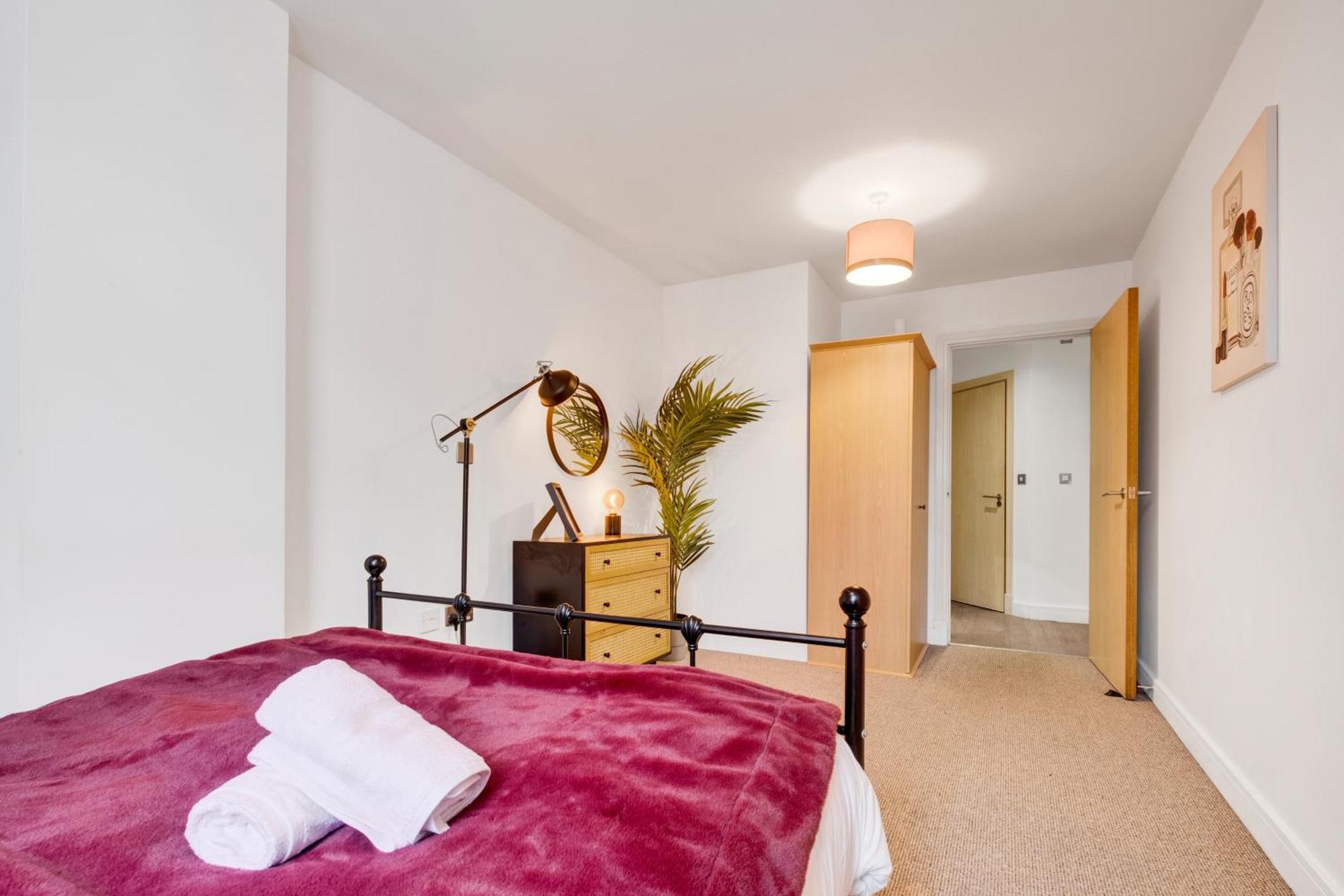 Ultra Stylish 2 Bedroom Apt Centrally Located Apartment *