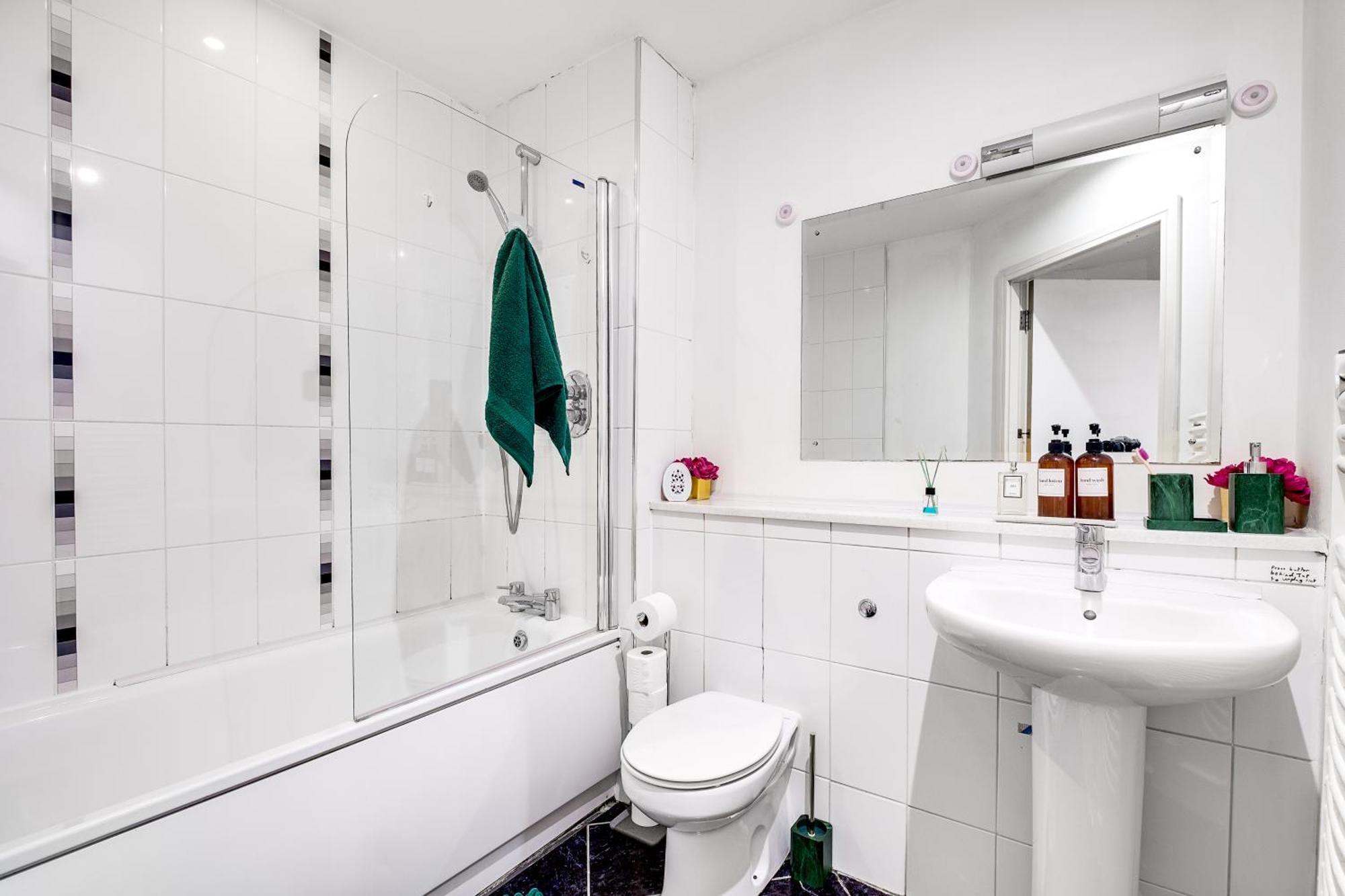 Apartment Ultra Stylish 2 Bedroom Apt Centrally Located