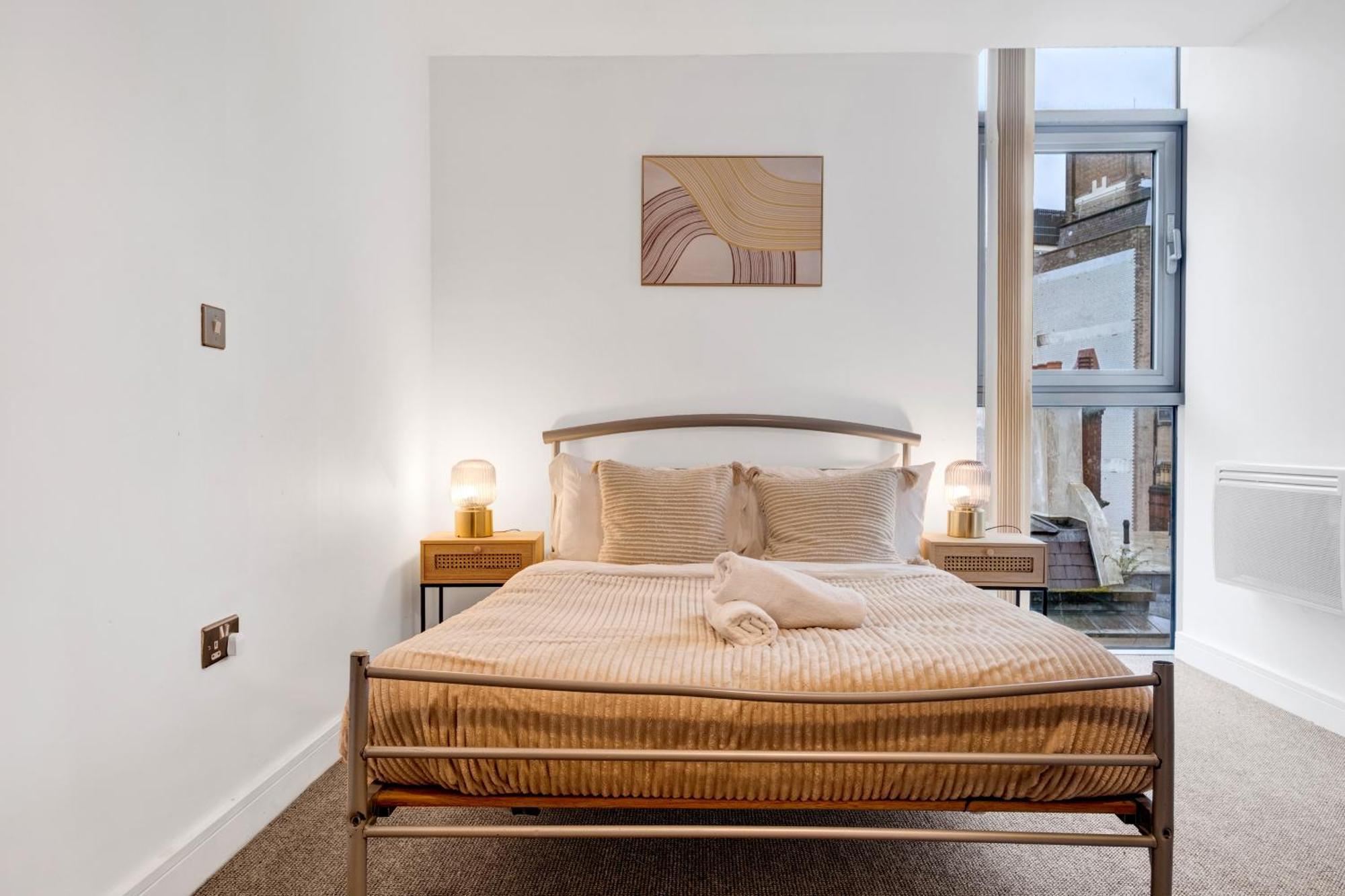 Ultra Stylish 2 Bedroom Apt Centrally Located Apartment *
