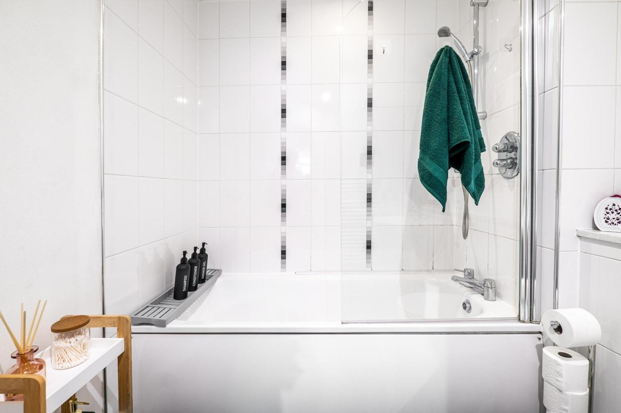 Apartment Ultra Stylish 2 Bedroom Apt Centrally Located