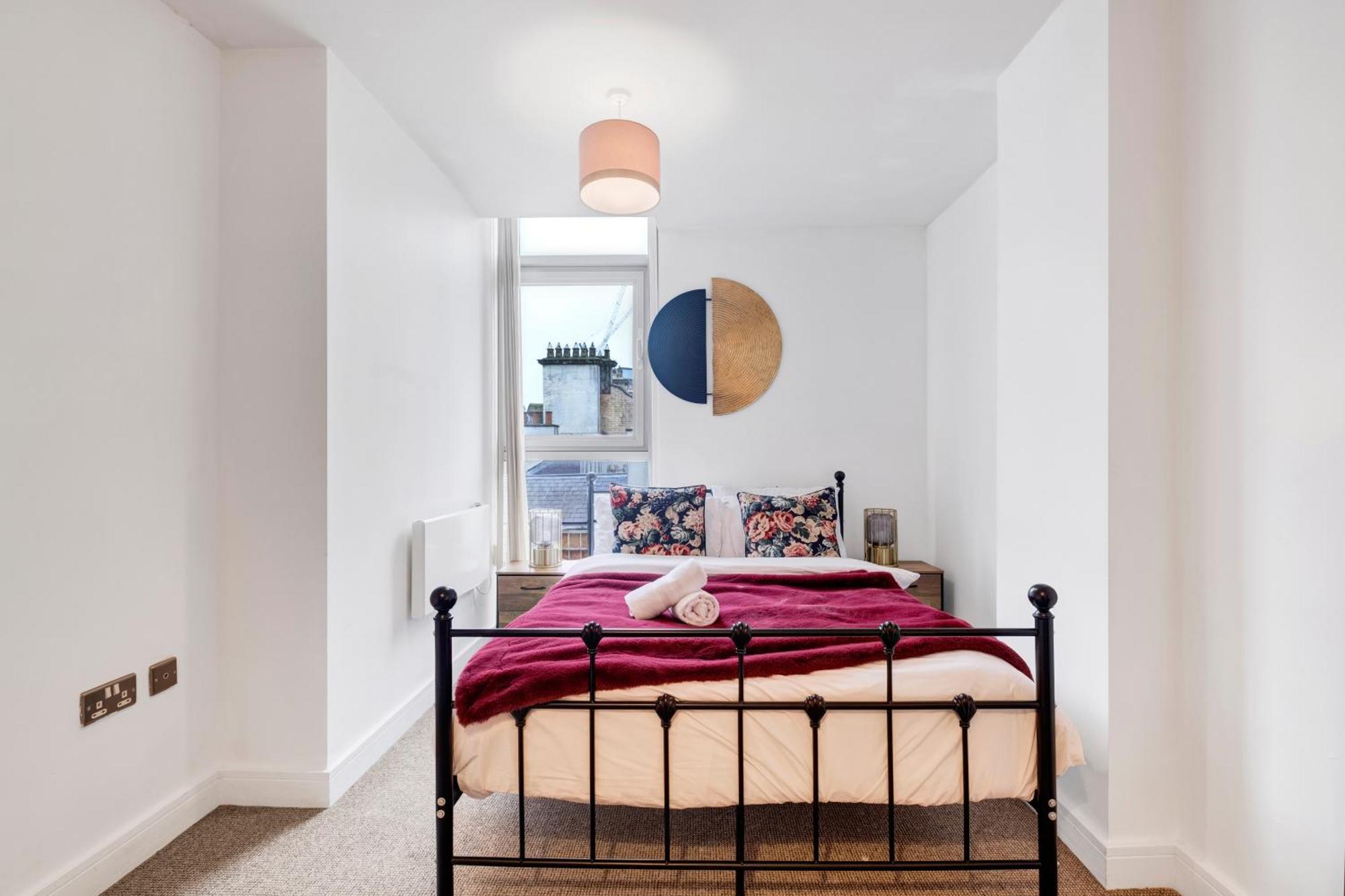 Ultra Stylish 2 Bedroom Apt Centrally Located Apartment *
