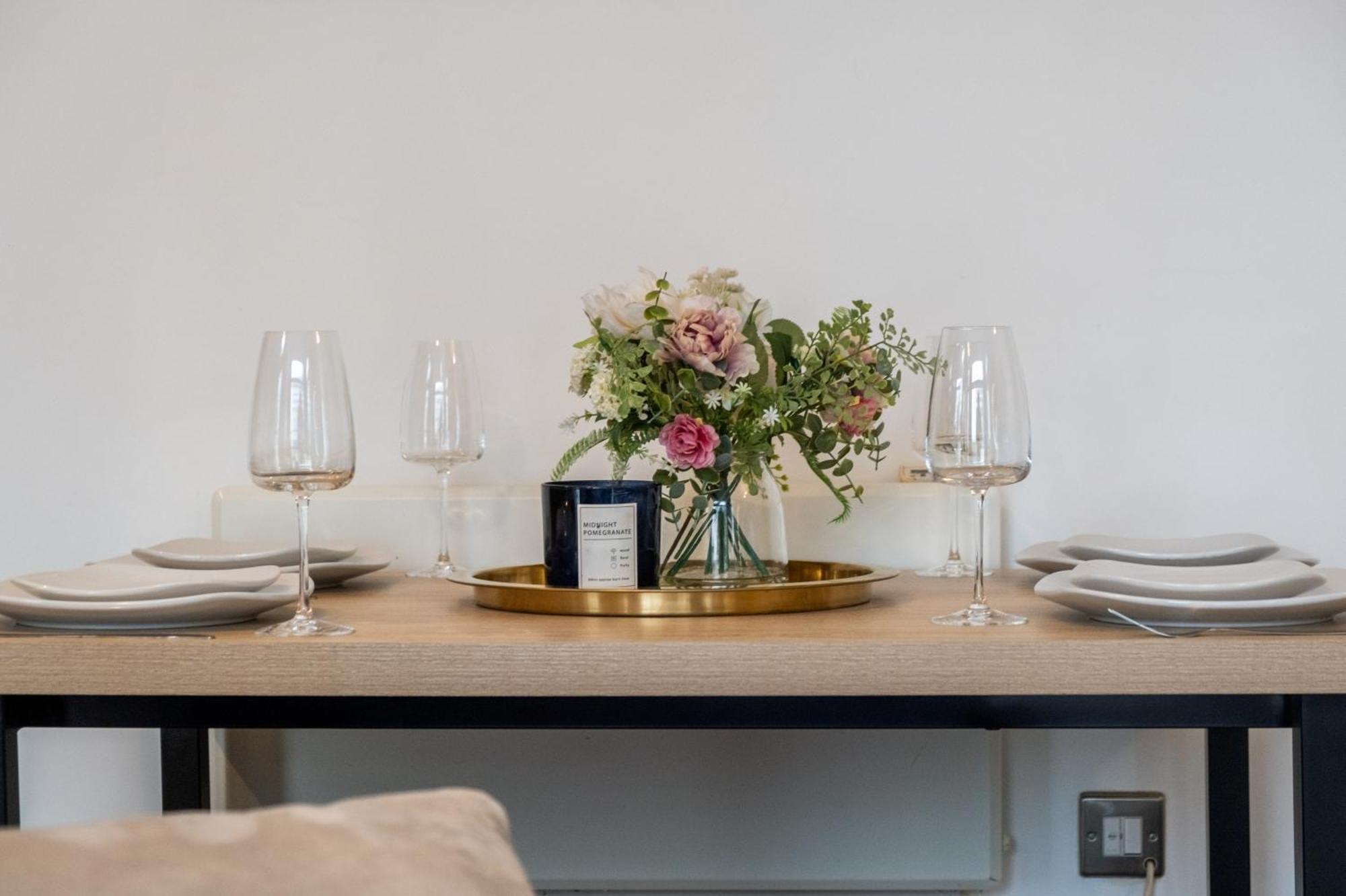 Ultra Stylish 2 Bedroom Apt Centrally Located