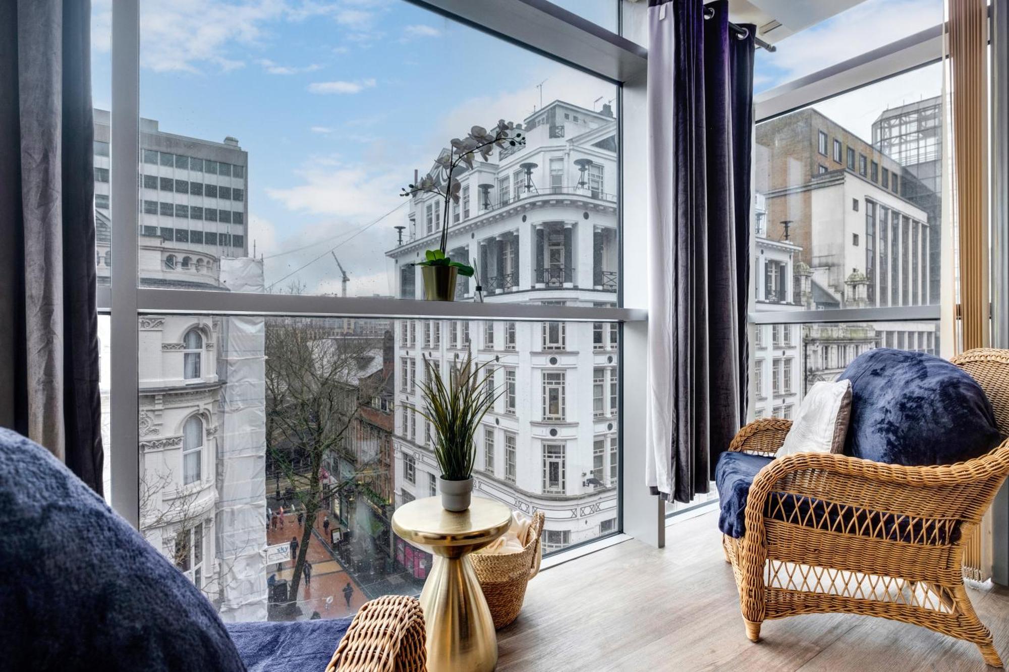 Apartment Ultra Stylish 2 Bedroom Apt Centrally Located