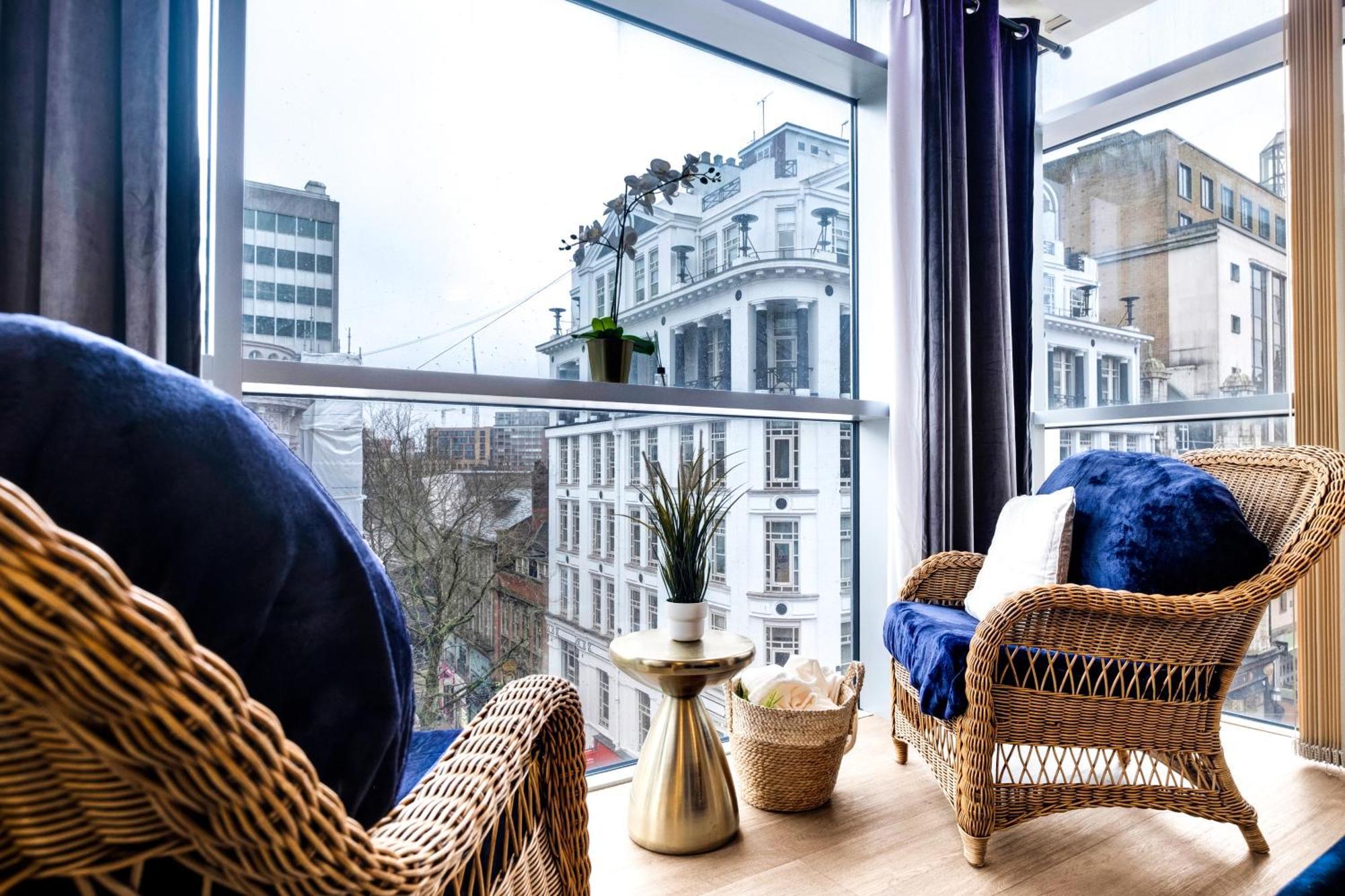 Ultra Stylish 2 Bedroom Apt Centrally Located Apartment