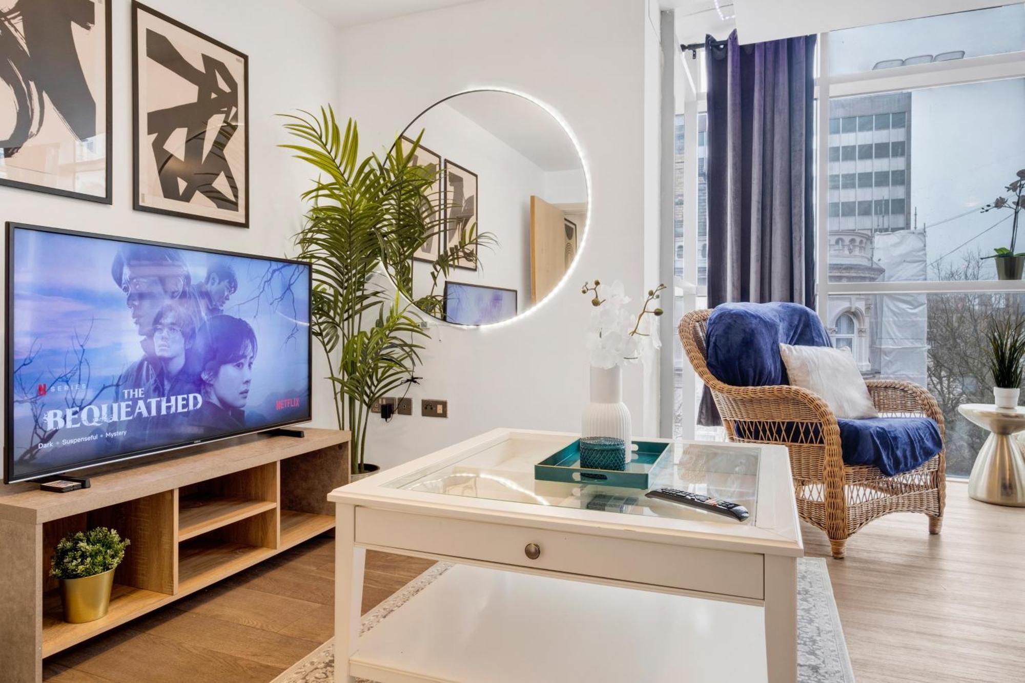 Ultra Stylish 2 Bedroom Apt Centrally Located Apartment *